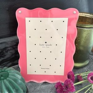 NWT Kate Spade Wavy Pink Acrylic Magnetic Picture Frame, Fits up to 5” x 7”